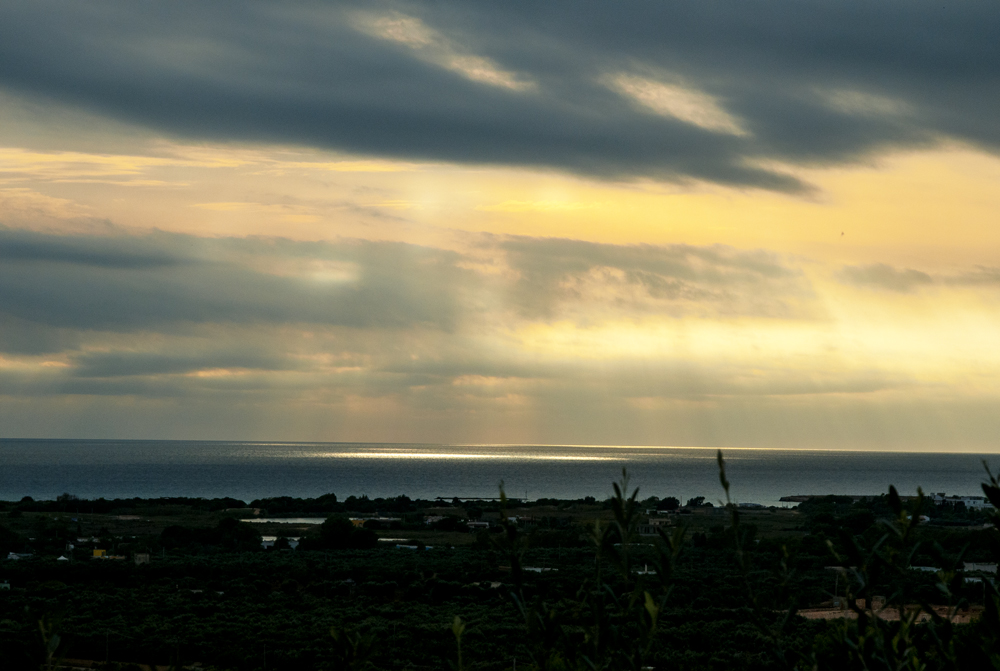 Eguzki errainuak ur gainean (Sun rays on the water)