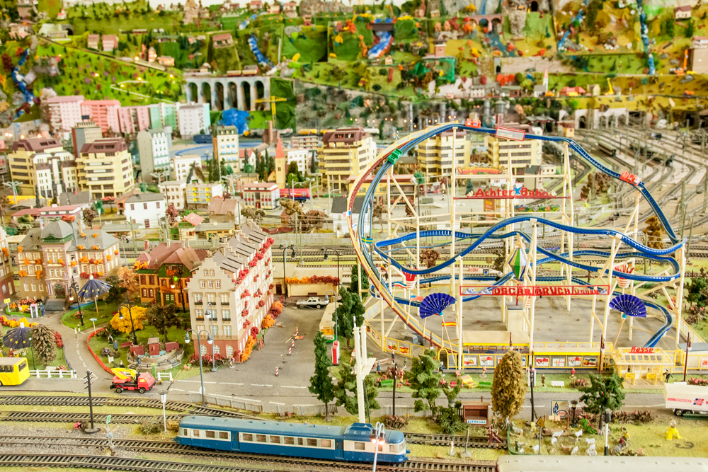 Jostailuzko trenbide eta hiria (Toy railway and city)