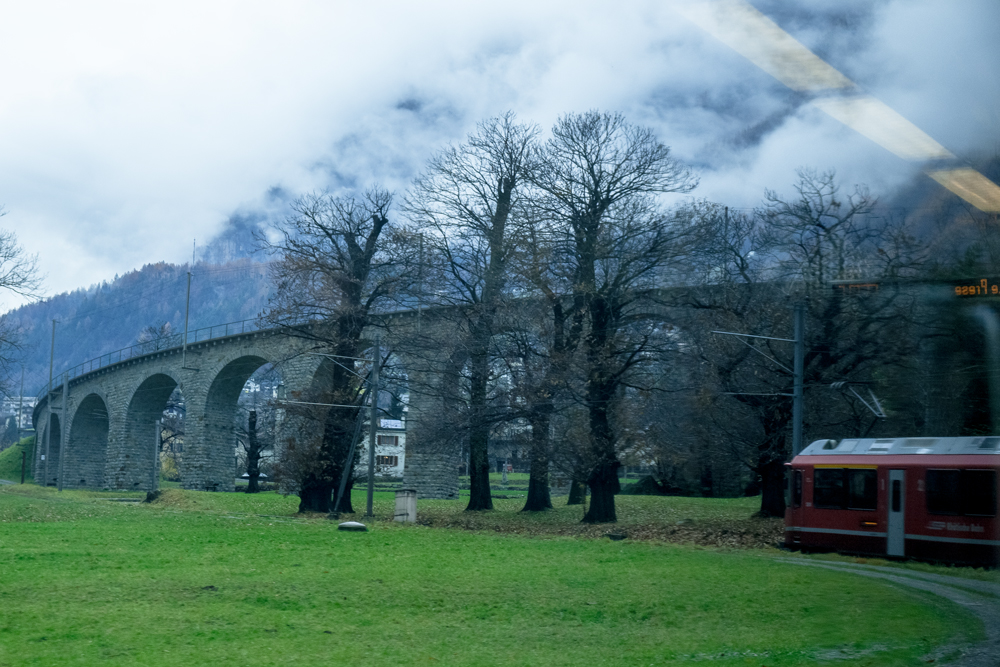 Tren zubirako bidean (Reaching the train bridge)