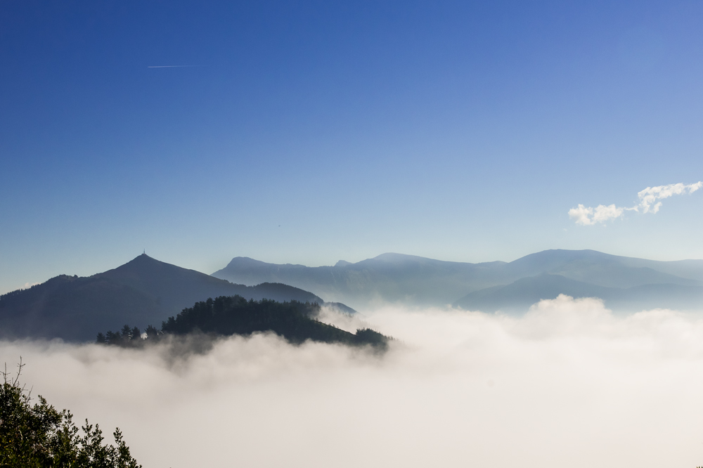 Lanbroaren gaina (On top of the fog)