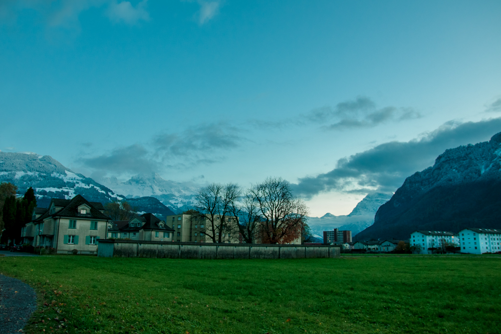 Mendiz inguratua (Surrounded by mountains)