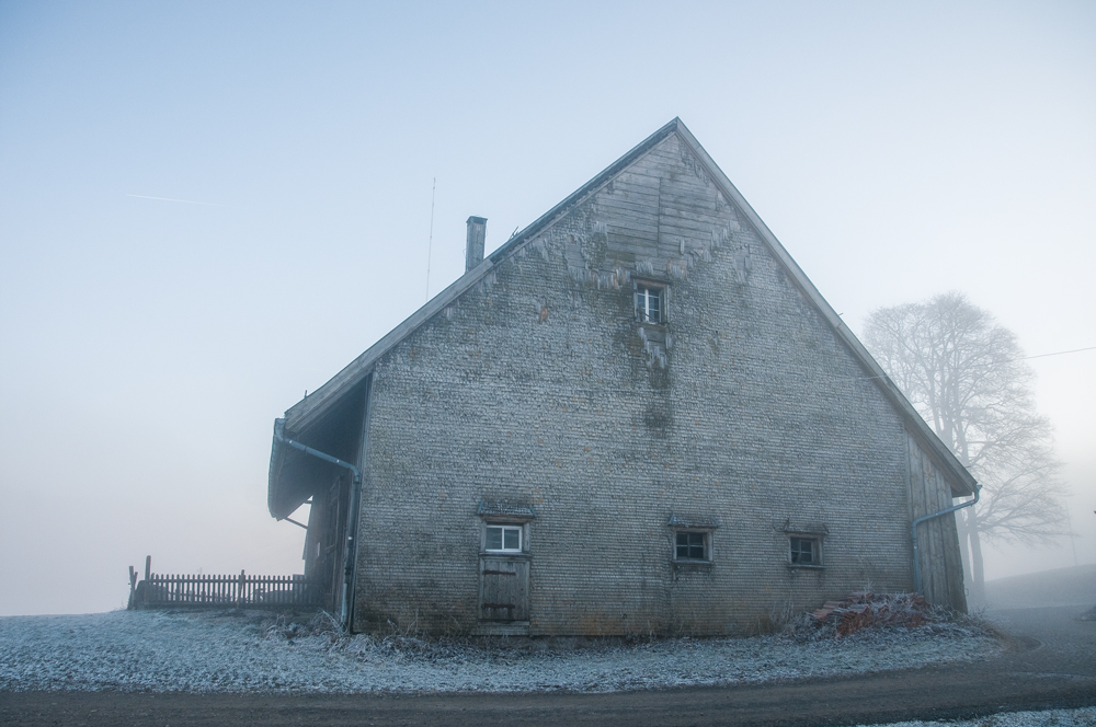 Baserria, lanbroa eta elurra (Country house, fog and snow)